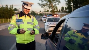 1.000 lei amendă pentru toți șoferii români care fac această greșeală în timp ce conduc. 99% nici nu știu că este interzis