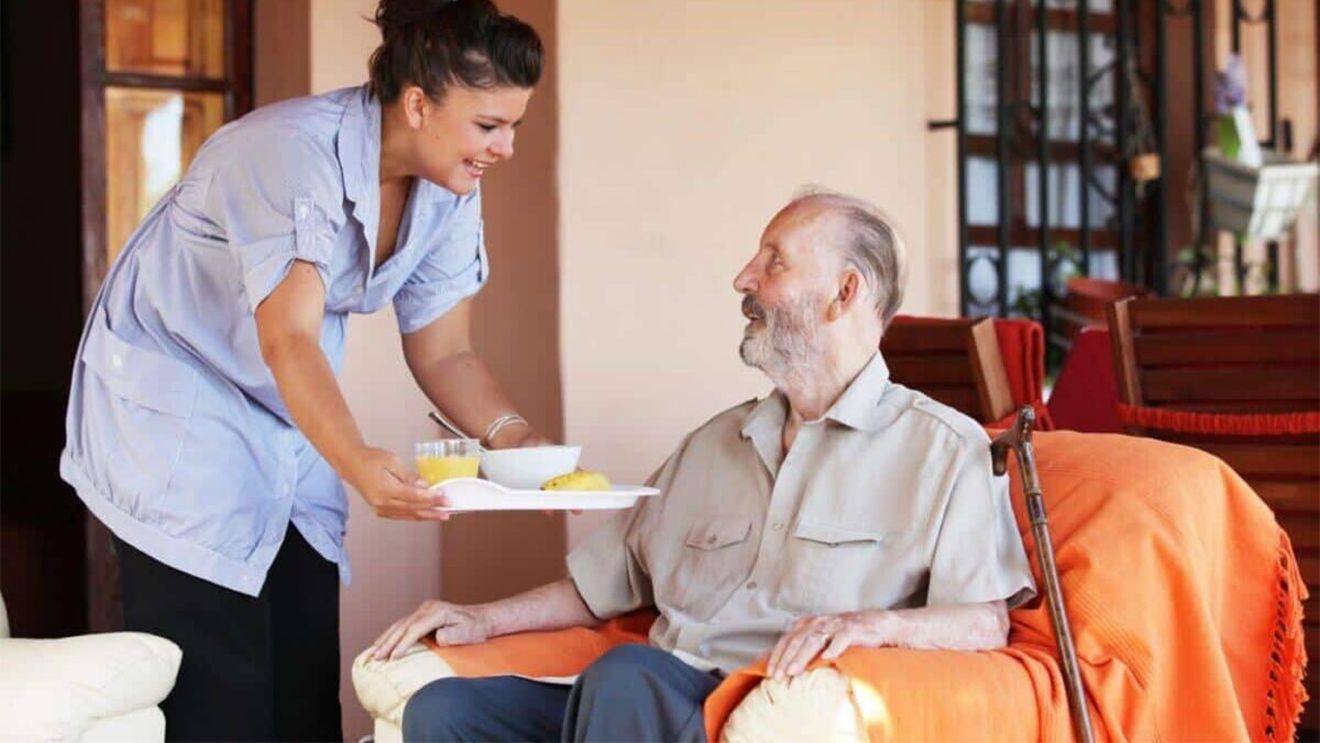 Ce a pățit un pensionar italian, după ce s-a îndrăgostit lulea de badanta din România care-l îngrijea. Cine era Marinela, de fapt