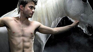 Harry Potter cam paros si urat mirositor! Daniel Radcliffe nu are voie sa se rada in partile intime! Afla de ce!