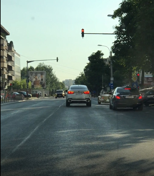 Stemabil şi coloana lui "oficială" au trecut nestingheriţi pe roşu la semafor