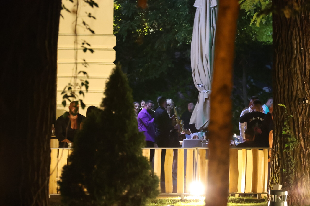 Peste 100 de persoane aveau să treacă pragul Brasseriei, unde Adrian Mititelu Jr. a avut grijă ca totul să fie ca la carte (Foto: CANCAN.RO)