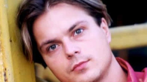Îl mai ştii pe "Domnul Problemă"? Solistul melodiei "Beau beau" a ajuns de nerecunoscut!