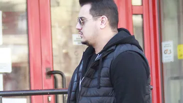 Ascuns în spatele unei perechi de ochelari fumurii, ”Bursucu” a negociat la sânge pentru două sacoşe de mărţişoare!