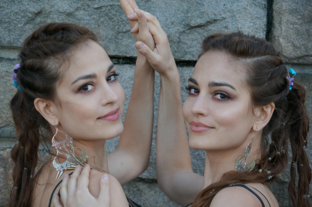 Trecutul lor e rușinos, dar prezentul este strălucitor! Gemenele de la Indiggo au un musical pe Broadway, realizat după cartea scrisă de una dintre surori