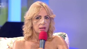 Noua faţă a Danielei Gyorfi! Cântăreaţa şi-a dat bandajele jos in direct. Cum arată după operatia la nas: "E foarte misto"