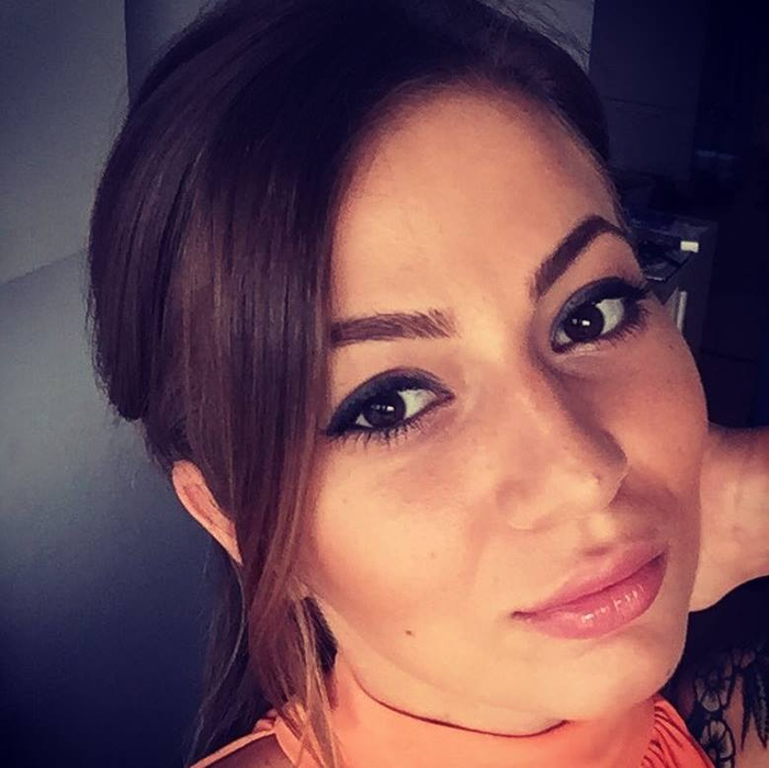 Ea este tânăra care a căzut de la etajul blocului în care locuia, în Bucureşti. Ioana a fost găsită dezbrăcată complet