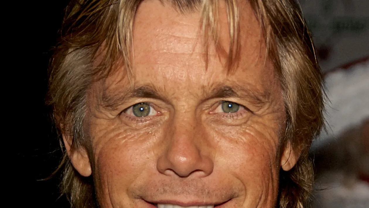 Frumuselul din Laguna Albastra a petrecut cu lautari pe insula Oviudiu! Uite cum a chefuit actorul, ce-a mancat si ce-a baut!