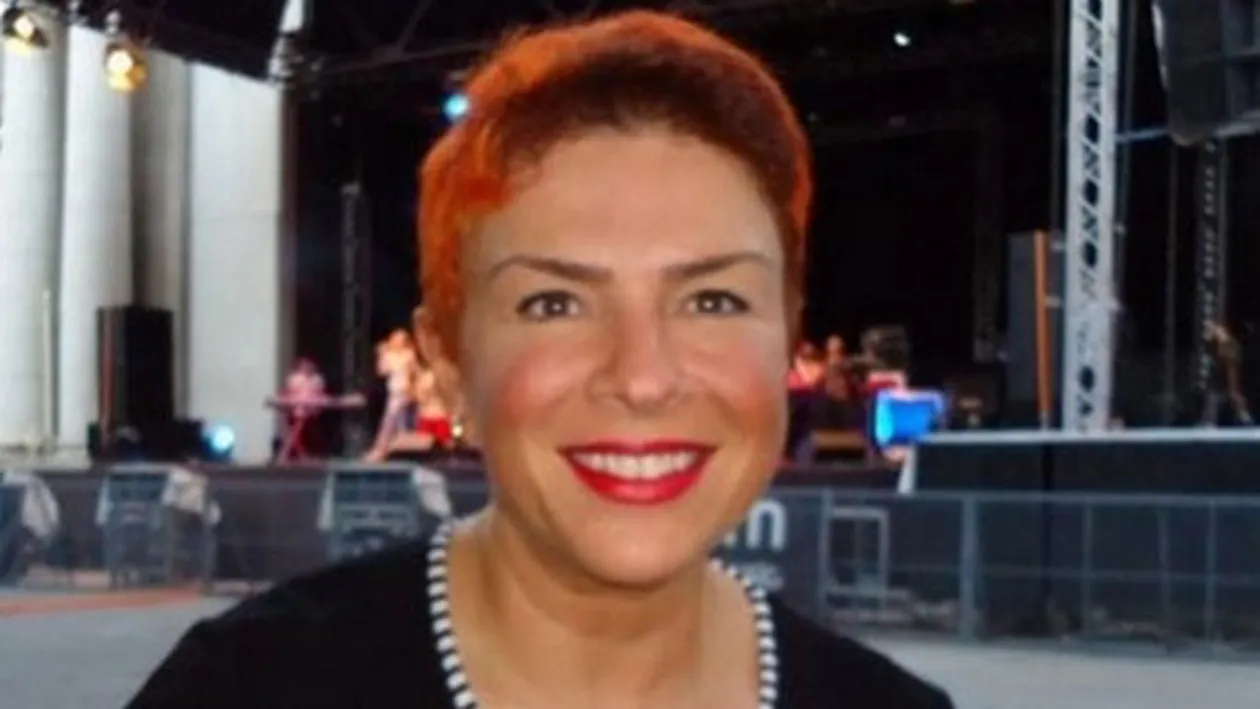 Va mai aduceti aminte de Teo Trandafir blonda? Uite-o cu ochelari, cu parul razvratit si imbracata la patru ace