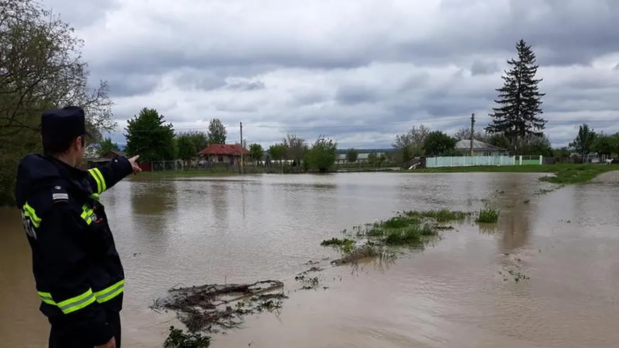 Mai multe persoane surprinse de viitură în județul Alba. Aproape 100 de pompieri au intervenit