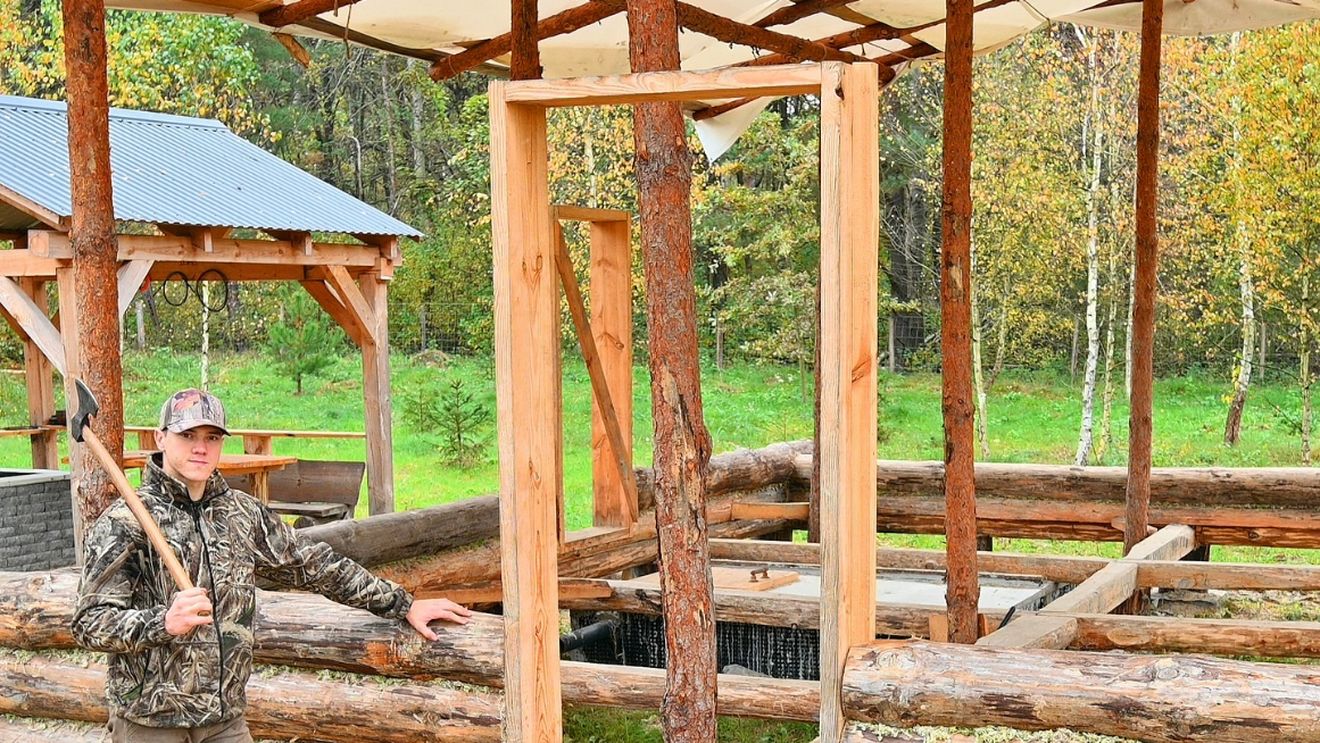 Nu e o glumă! Acest tânăr de 23 de ani și-a construit o casă cu doar 3.000 de euro