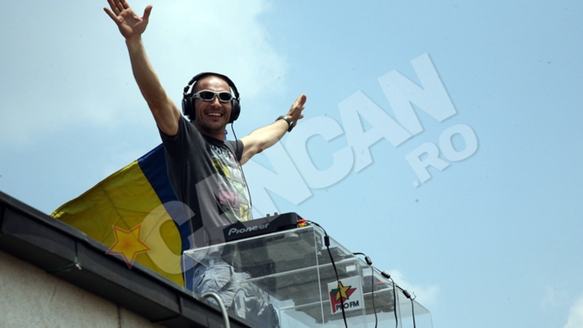George Vintila a mixat la platane pe Arcul de Triumf pentru videoclipul"Rollin' (Legalize Joy)"