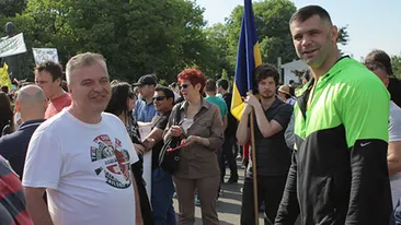 PROTEST de amploare in Capitala! Un cunoscut luptator K1, in mijlocul multimii!