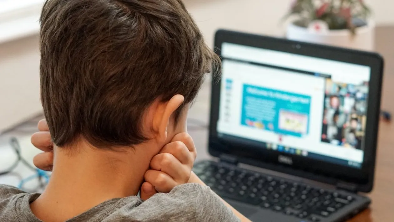 Rata de infectare din București este peste 1 la mie. Unii dintre elevi vor continua să facă cursurile online