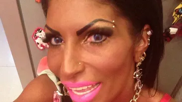 ''Prinţesa Îngheţatei'' s-a făcut de râs pe Facebook! A încercat să-şi mărească sânii în Photoshop, dar a gafat-o!