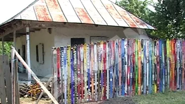 Si-a facut gard din doua tiruri pline cu schiuri uzate