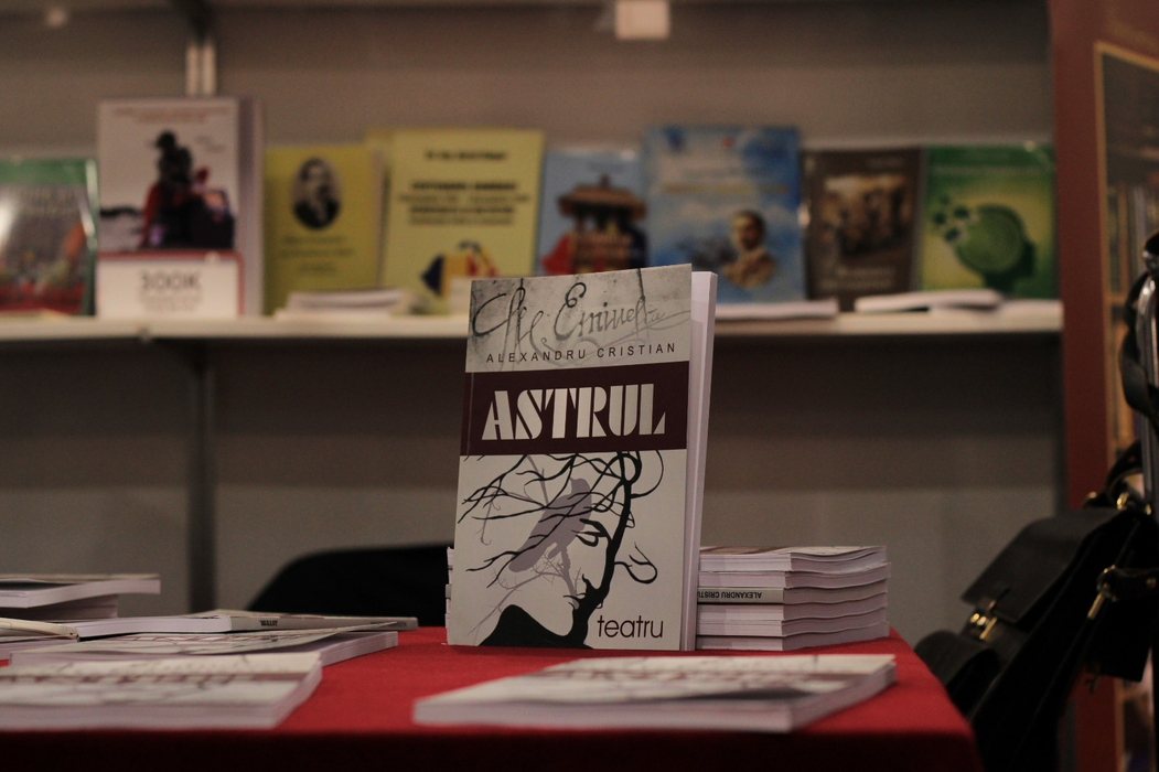 Cartea lui Alexandru Cristian, ”Astrul”, este o piesă de teatru despre marele poet Mihai Eminescu.