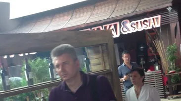 Pandele, familist in toata “firea”! Nu-si lasa sotia sa care bagaje si sa impinga carutul copilului