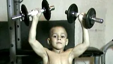 Unul mai puternic decat altul! Mama micului Hercule, bagata si ea la antrenamente grele de sotul ei!