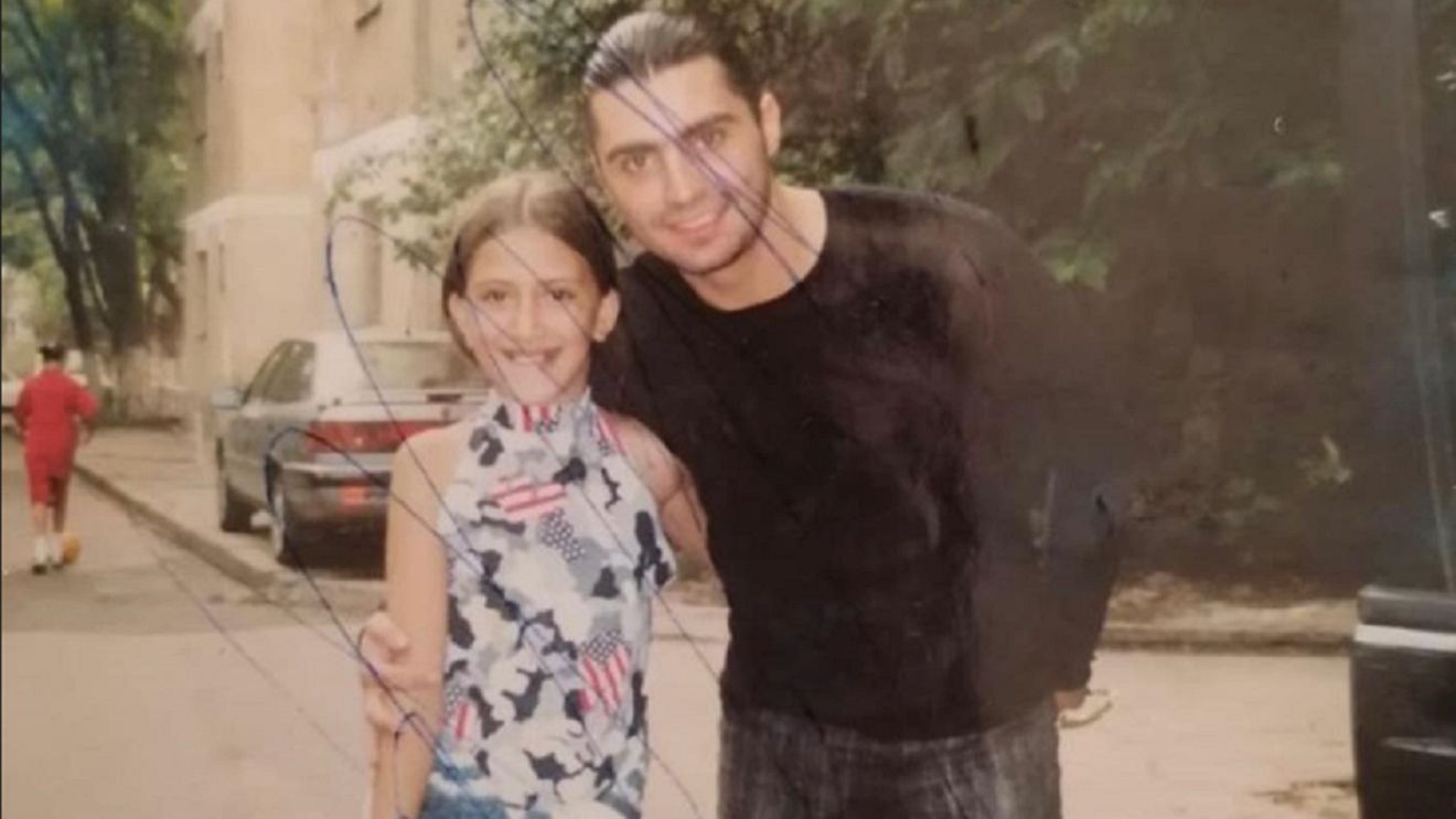 Cine e tânăra cu zâmbet larg, care zâmbeşte lângă Pepe? Imaginea realizată acum 20 de ani