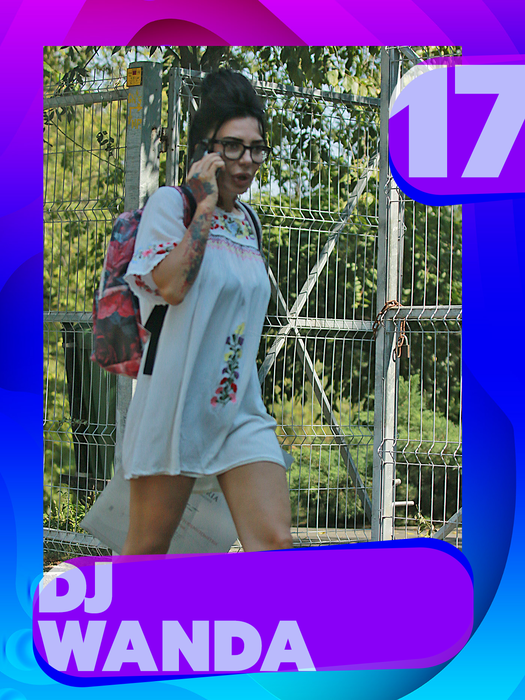 Ramona Olaru sau Delia, în TOP 25 sexy-vedete care… Iluzie optică, nu au nimic sub fustițe?!