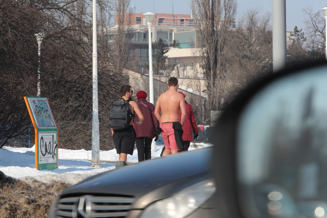 Deși afară au fost -16 grade în Capitală, ei s-au plimbat la bustul gol, în plină stradă!