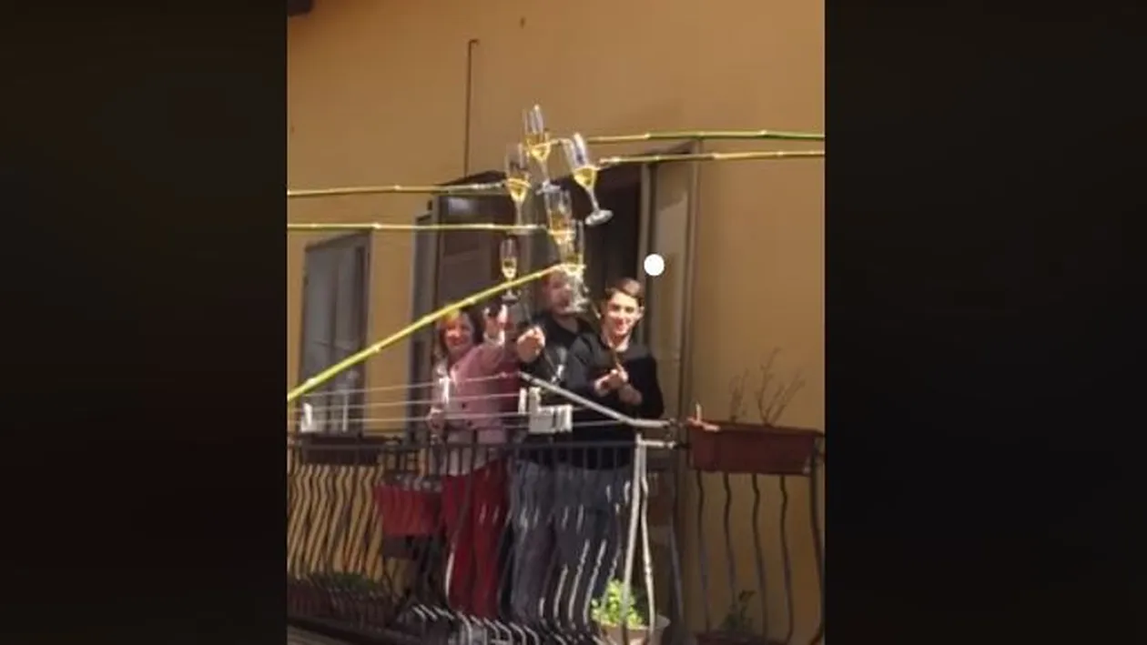 Petrecere pe balcon! Soluția ingenioasă pe care au găsit-o italienii ca să ciocnească un pahar de vin