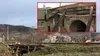 De-a râsu’-plânsu’! Un pod feroviar vechi de 100 de ani stă proptit în pari de lemn, la Târgu Ocna. Localnicii susțin că e un pericol pentru călători