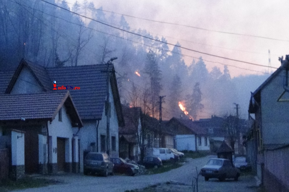 Incendiu puternic la marginea Reșiței, 150 de case în pericol. Culmea, localnicii fac selfie-uri | VIDEO