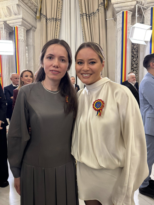 Laura Cosoi alături de Mirabela Grădinaru