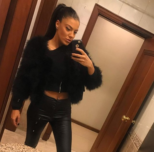 O brunetă sexy de la Kanal D, îndrăgostită până peste cap de Dorian Popa. Cum va reacționa iubita cântărețului