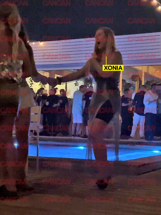 Xonia, susținută de o prietenă
