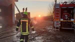 Incendiu devastator în Satu Mare! Pompierii s-au chinuit să-l stingă mai bine de șase ore