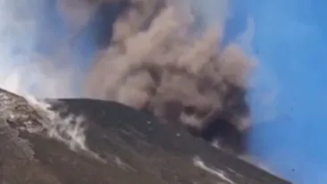 Imagini spectaculoase! Vulcanul Etna a ERUPT