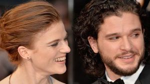 Actorul care îl joacă pe Jon Snow s-a logodit cu o colegă de platou!