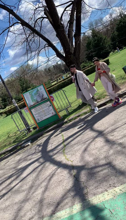 Bogdan Olaru a luat cățelul în brațe (Foto: CANCAN.RO)