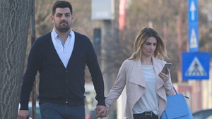 Imagini de pus în ramă! În urmă cu câţiva ani, se certau prin ziare, iar acum… Ellie White & soţul se iubesc ca doi adolescenţi!
