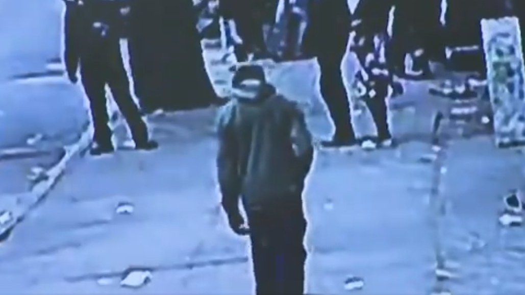 Un bărbat a căzut într-o groapă plină cu șobolani, după ce trotuarul a cedat sub el | VIDEO
