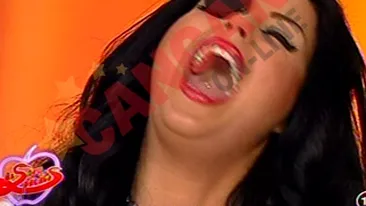 VIDEO Uite cum se prostesc Daniela Crudu si Dan Capatos, incercand sa manance biscuiti!