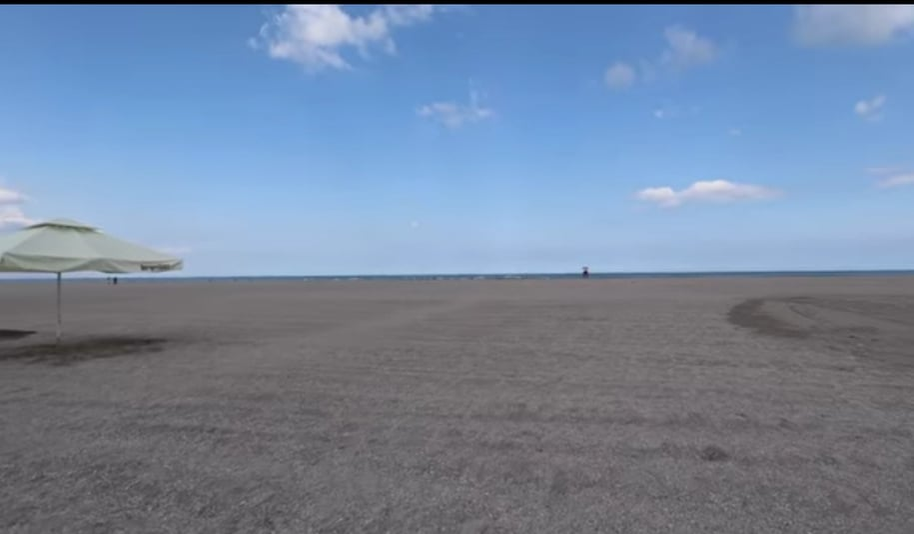 Câte minute faci pe plajă, de la șezlong până la mare, în stațiunea Mamaia. Un cuplu a cronometrat „experiența”
