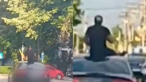 Scene șocante în Turnu Măgurele! Doi bărbați au amenințat cu pistoalele trecătorii de pe plafonul mașinii. VIDEO