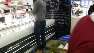 Aurelian Temisan nu pierde timpul la restaurant. Si-a luat mancare la pachet