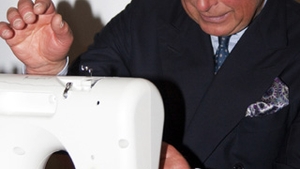 Printul Charles s-a apucat de cusut