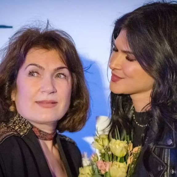 Cum au apărut mama și fratele Monicăi Bîrlădeanu la nunta ei cu Valeriu Gheorghiță. Părintele zici că e sora actriței, nu glumă!
