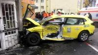 Grav accident în Sibiu! Un taxi a intrat, în plin, într-o clădire