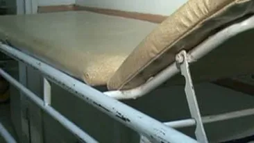 VIDEO Brancardierul care a scapat un pacient cu targa a fost sanctionat: cateva avertismente si o reducere de 10% din salariu. Ti se pare corect?