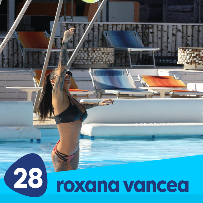 Roxana Vancea, sexy și jucăușă la plajă