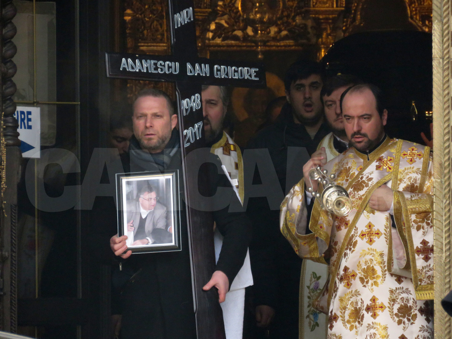 Familia extinsa l-a condus pe ultimul drum!  Miliardarul DAN ADAMESCU, inmormantat fara lacrimi!