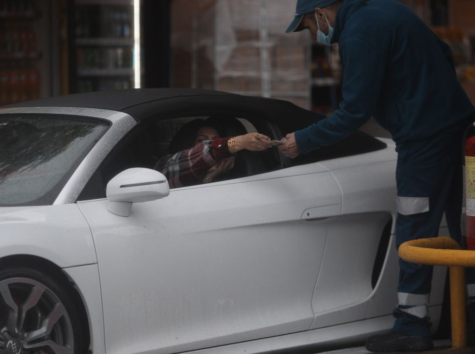 Roxana Dobre achită benzina cu care și-a alimentat mașina