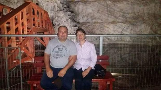 Soții Bosie și băiatul lor de 17 ani au găsit o pungă cu bani pe o bancă din Buzău.