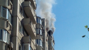 Locatarii unui bloc din Capitală sunt în stare de şoc! O femeie şi-a incendiat apartamentul şi le-a dat indicaţii pompierilor
